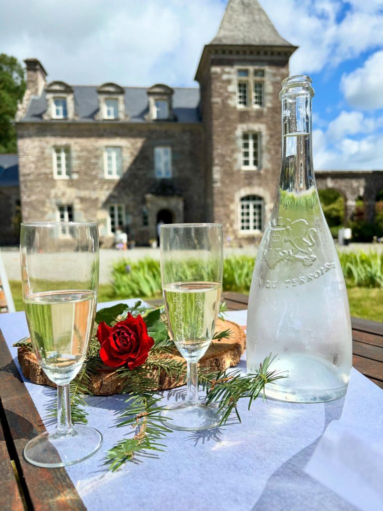 Coupes de champagne dressées pour un brunch au Château Ville Voisin