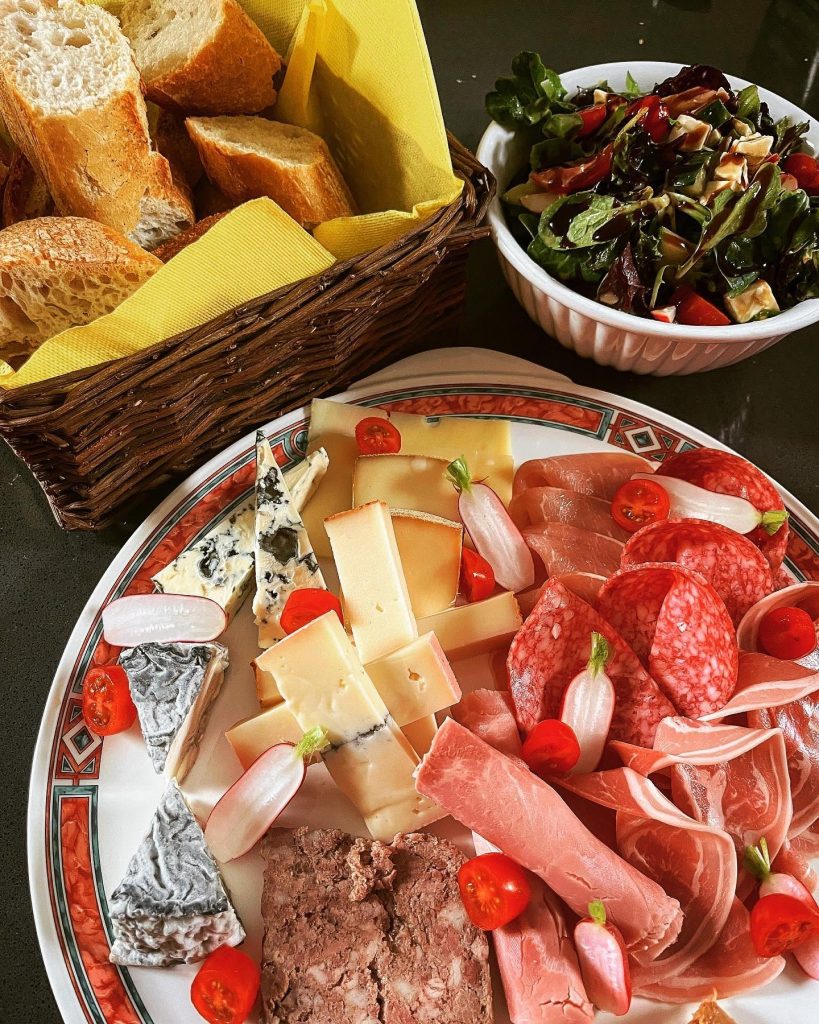 Charcuteries au château d'hôtes de la Ville Voisin
