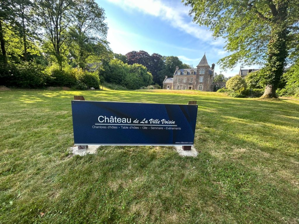 La pancarte d'entrée du Château Ville Voisin