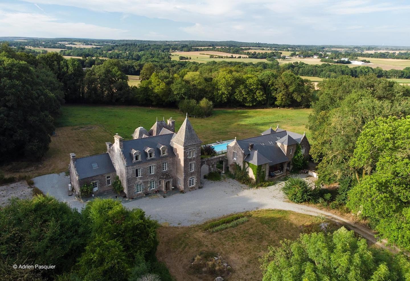 Vue aérienne du château d'hôtes de la Ville Voisin à Augan